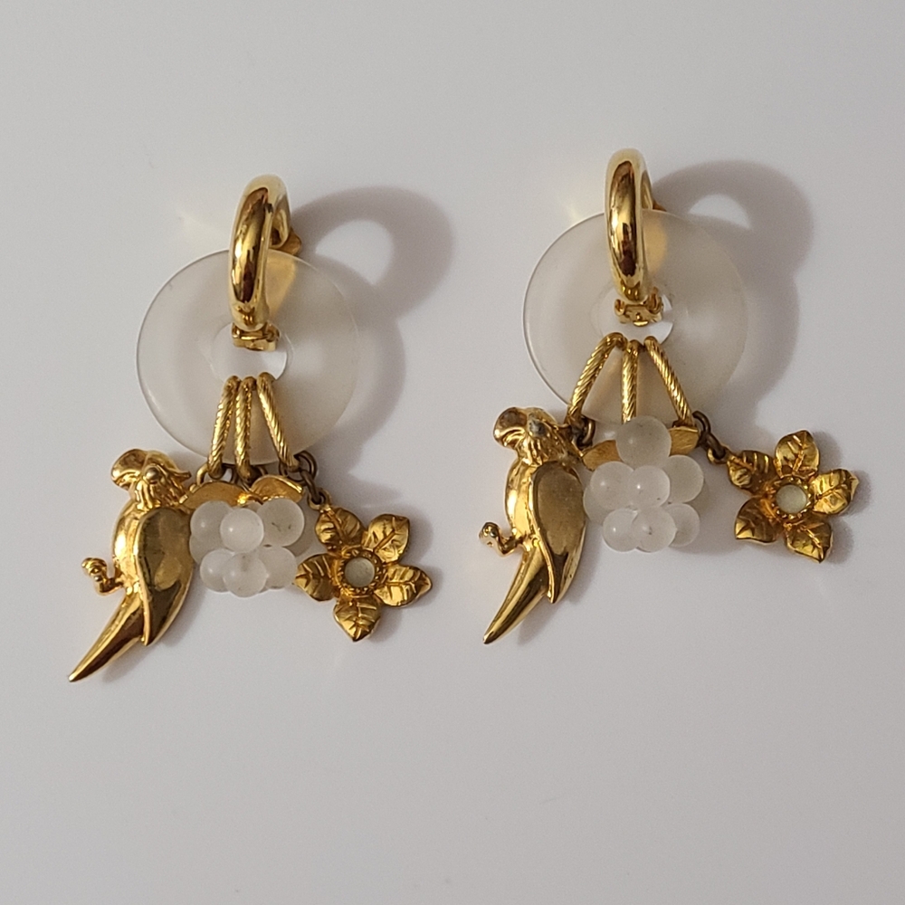 Vintage Frosted Lucite Parrot Grapes Flower Clip On Earrings 80's LATR ? Hoops